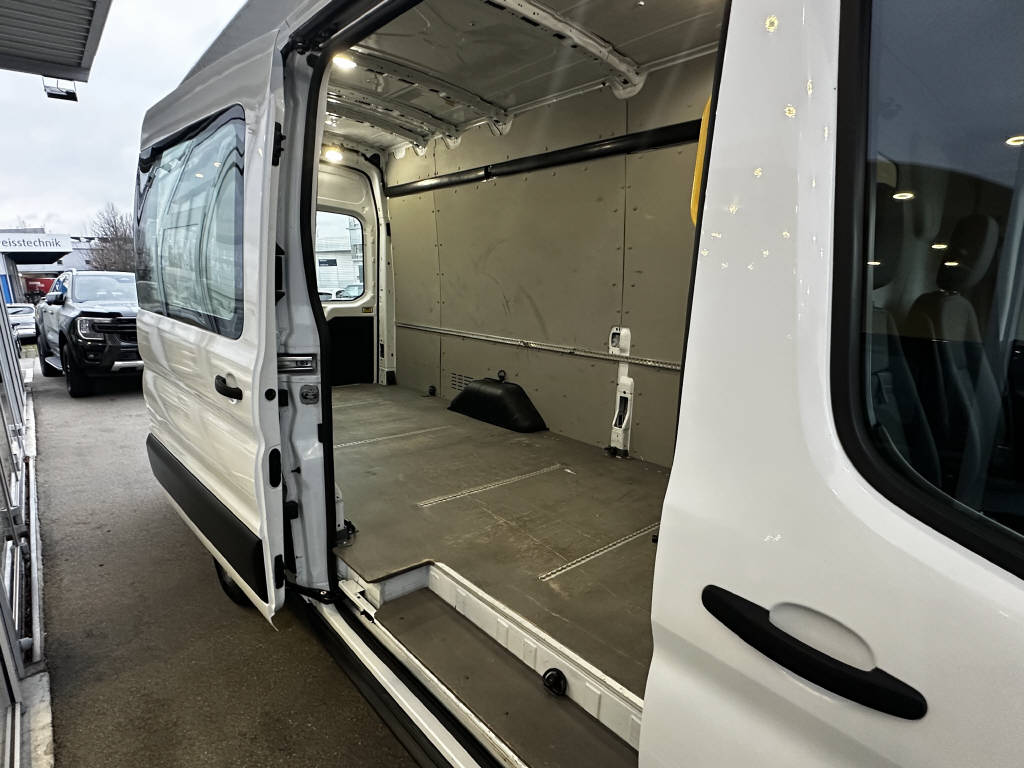 AZWE3302_2551831 vehicle image