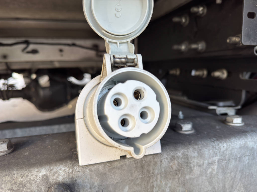 AZWE3302_2666709 vehicle image