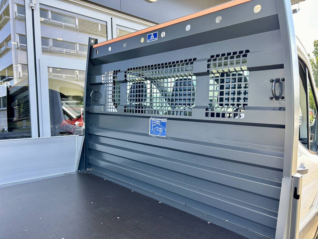 AZWE3302_2551837 vehicle image