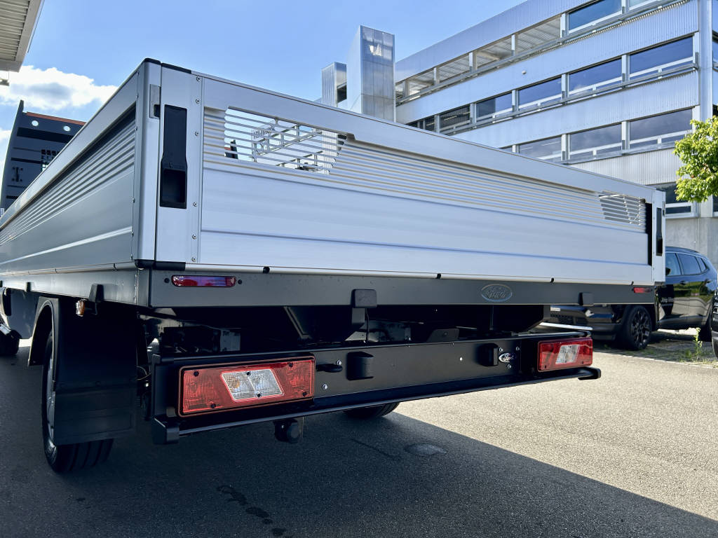 AZWE3302_2551837 vehicle image
