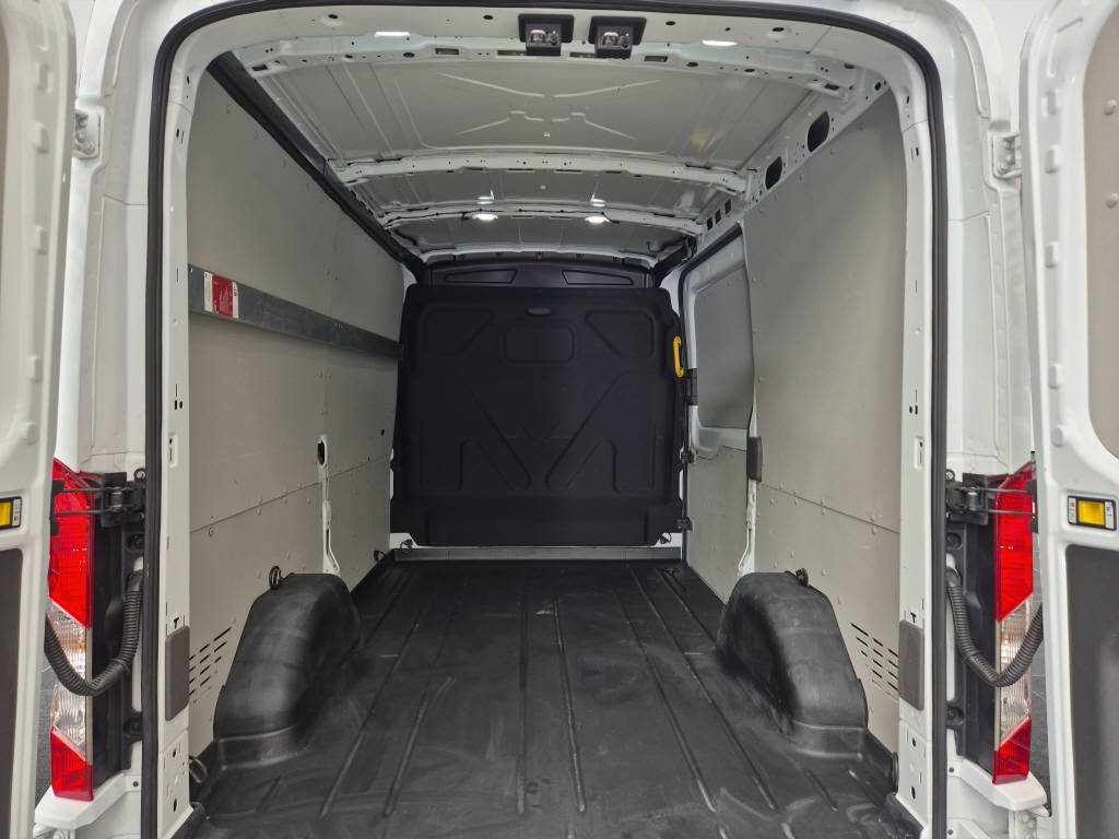 AZWE3302_2825184 vehicle image