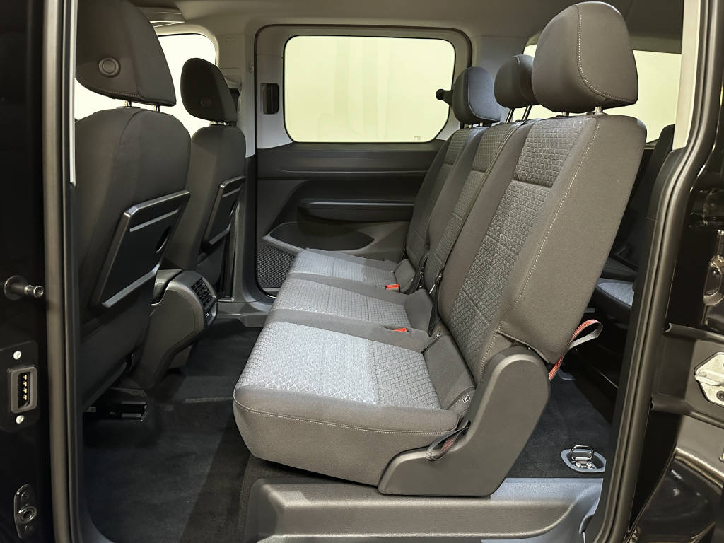 AZWE3302_2551850 vehicle image