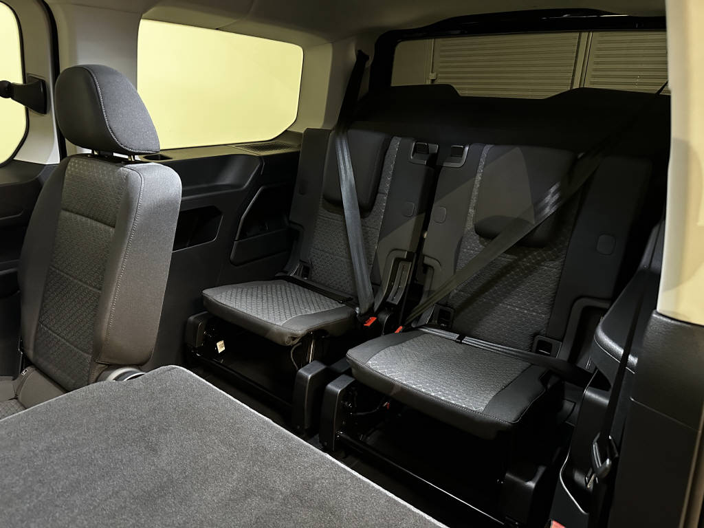 AZWE3302_2551850 vehicle image