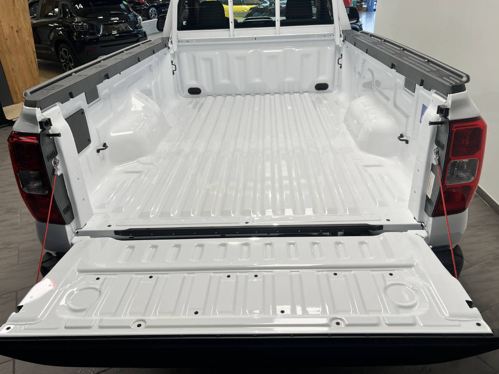 AZWE3302_2551853 vehicle image