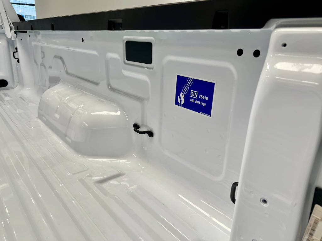 AZWE3302_2551853 vehicle image