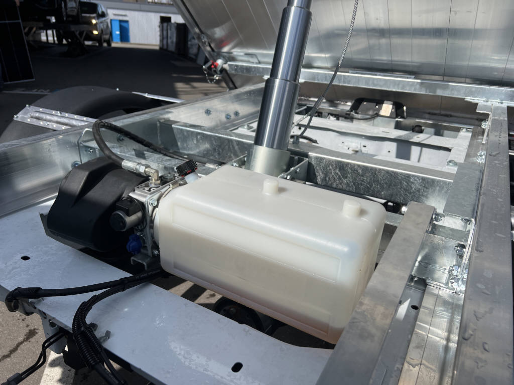 AZWE3302_2666721 vehicle image