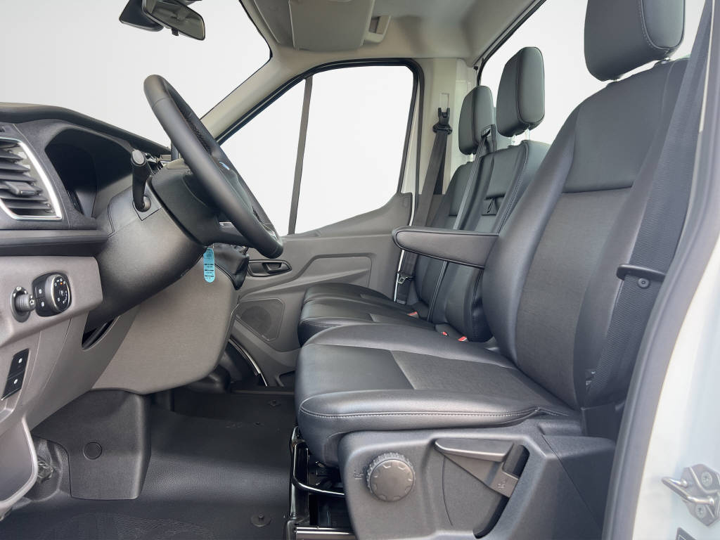 AZWE3302_2666721 vehicle image