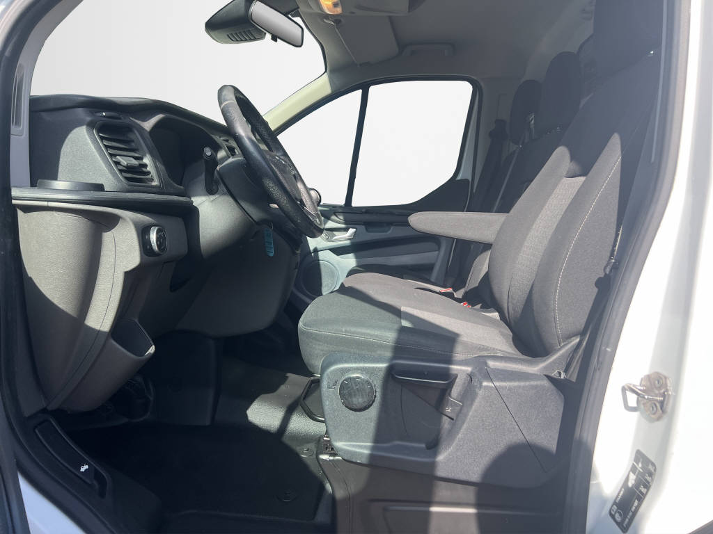 AZWE3302_2666732 vehicle image