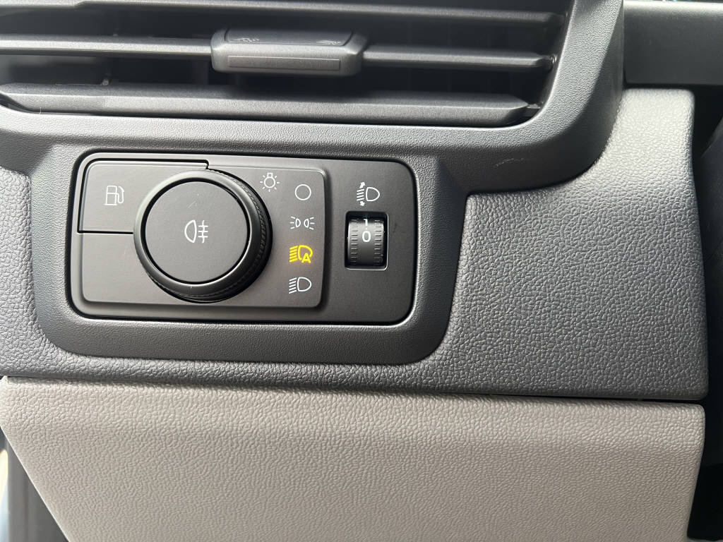 AZWE3302_2666736 vehicle image
