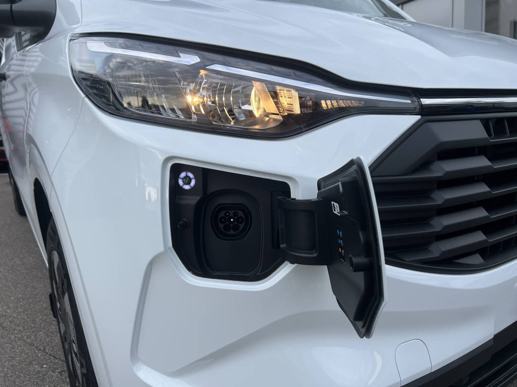 AZWE3302_2666736 vehicle image