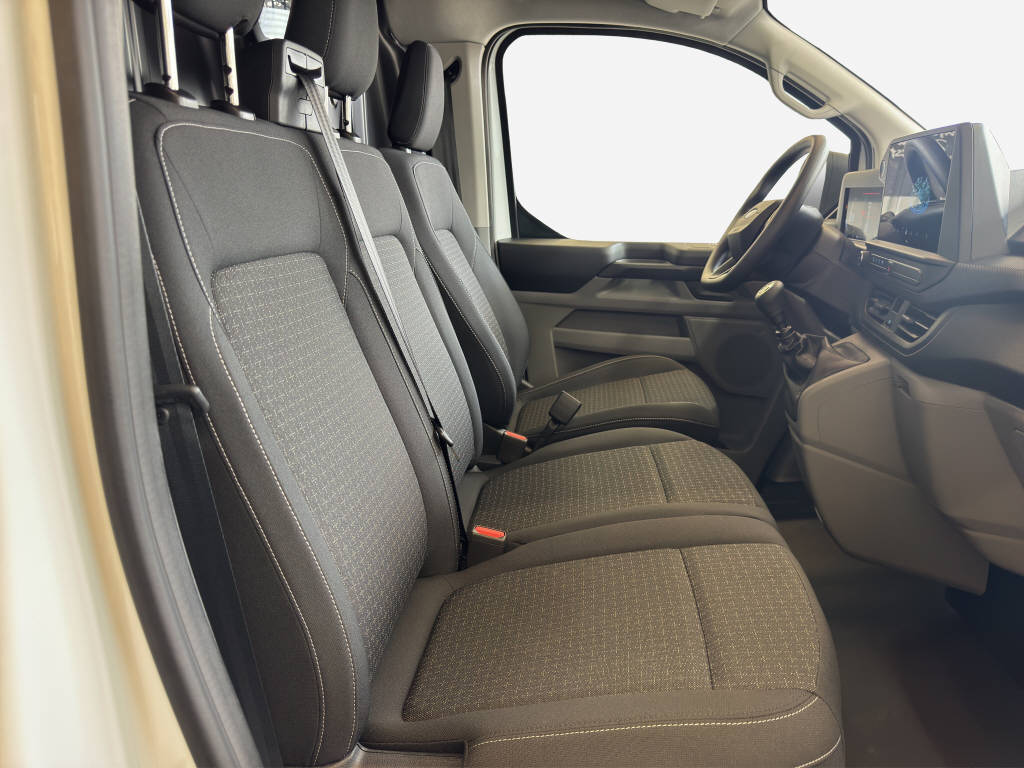 AZWE3302_2666737 vehicle image