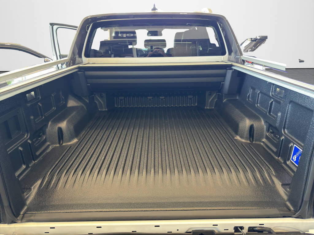 AZWE3302_2666738 vehicle image