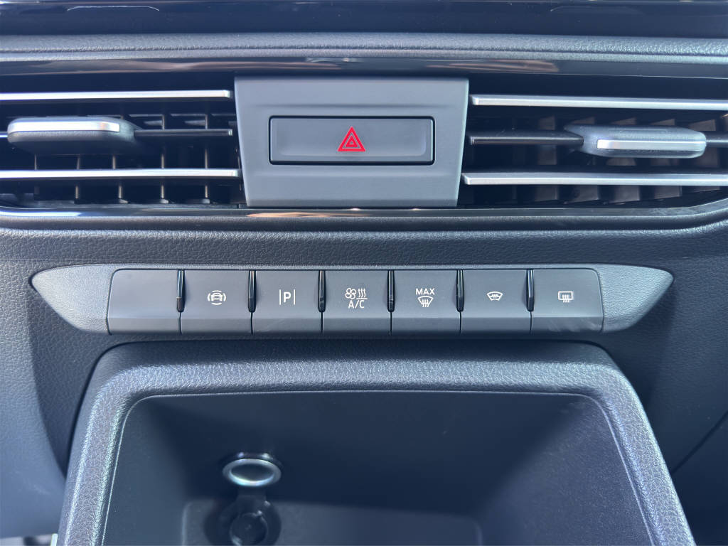 AZWE3302_2825194 vehicle image