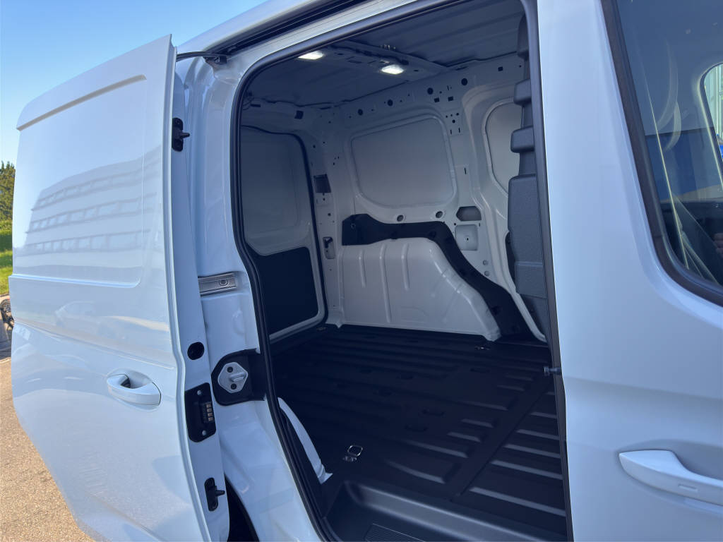 AZWE3302_2825194 vehicle image