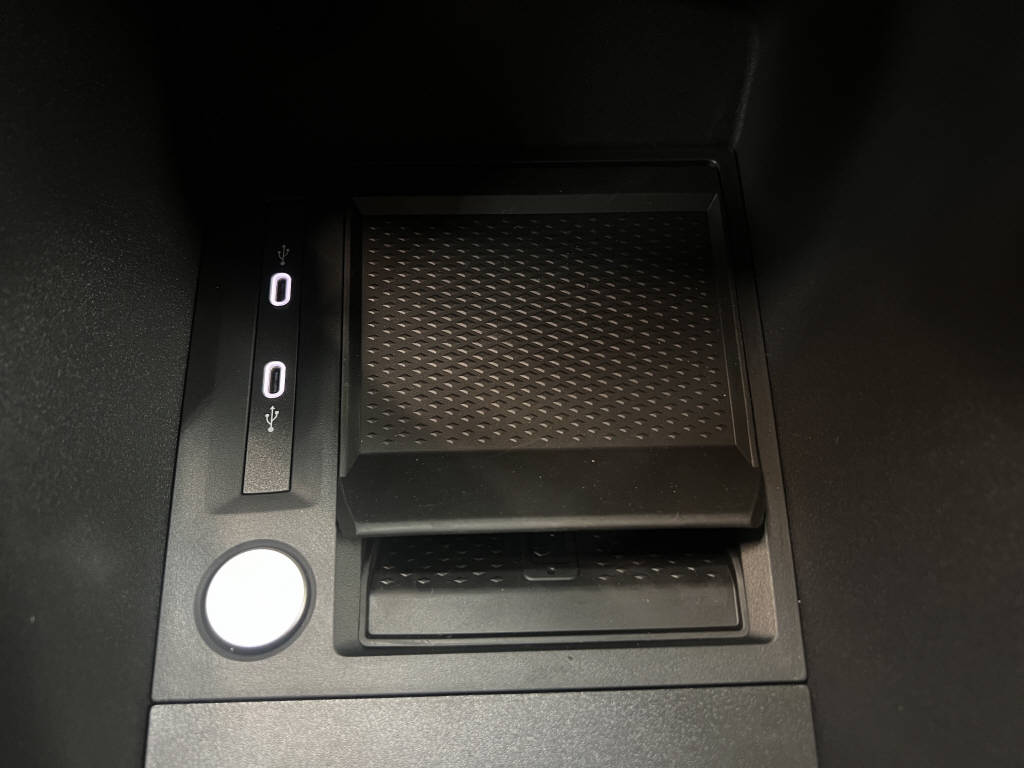 AZWE3302_2825195 vehicle image