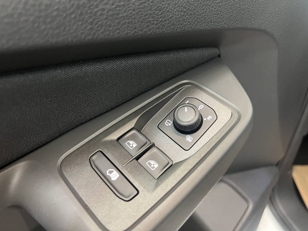 AZWE3302_2825195 vehicle image