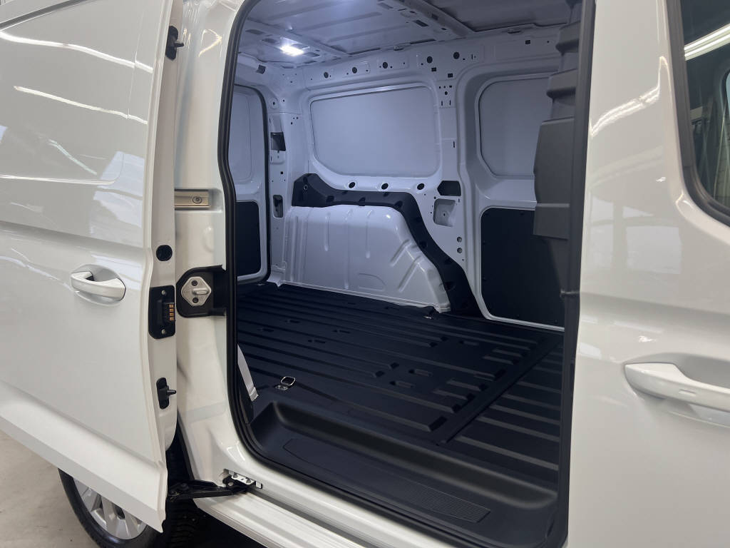 AZWE3302_2825195 vehicle image