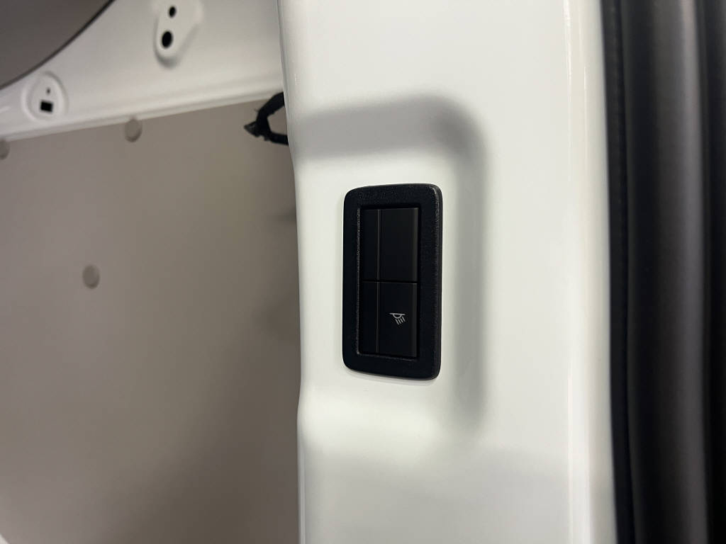 AZWE3302_2825196 vehicle image