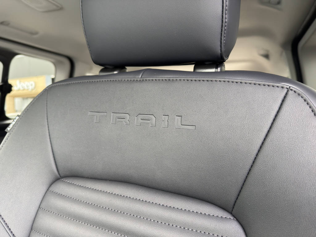 AZWE3302_2825200 vehicle image