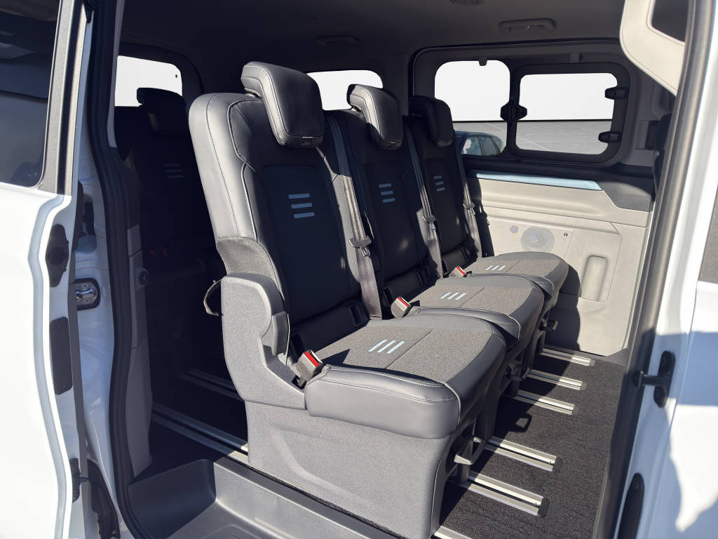 AZWE3302_2825202 vehicle image