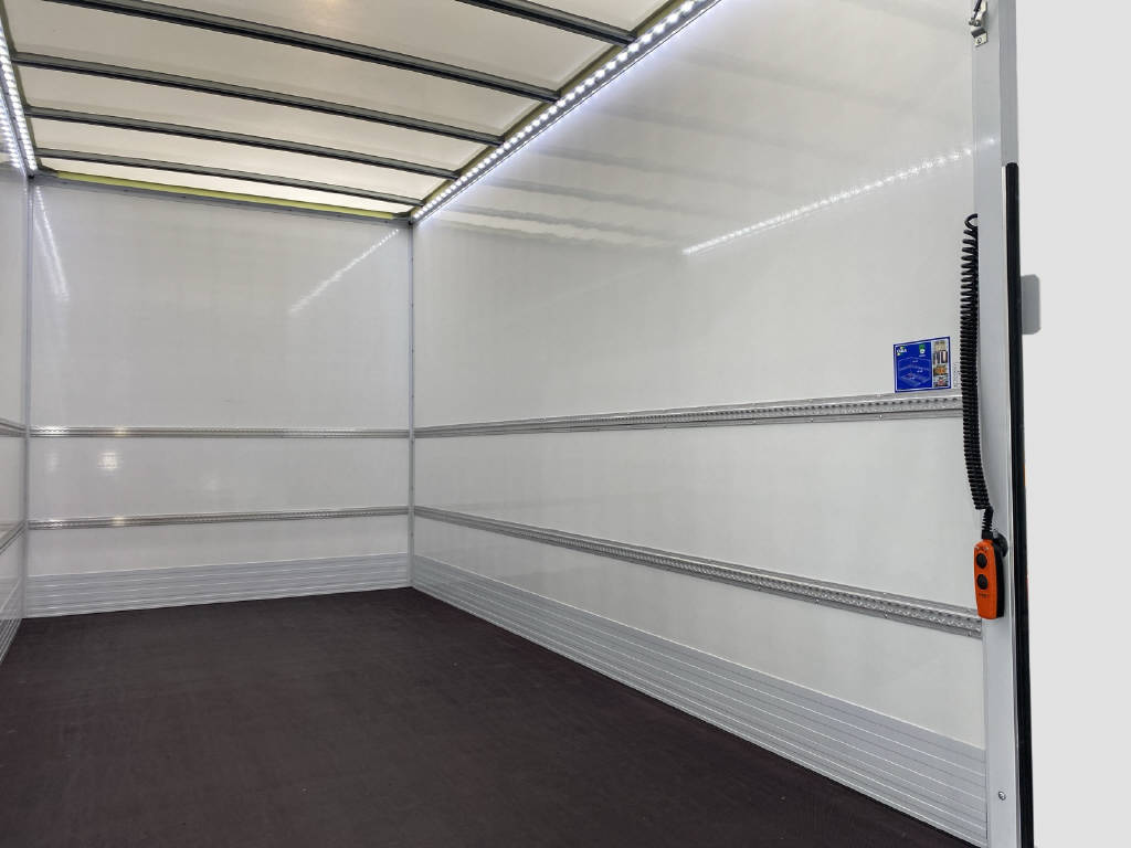 imho8269_2805736 vehicle image