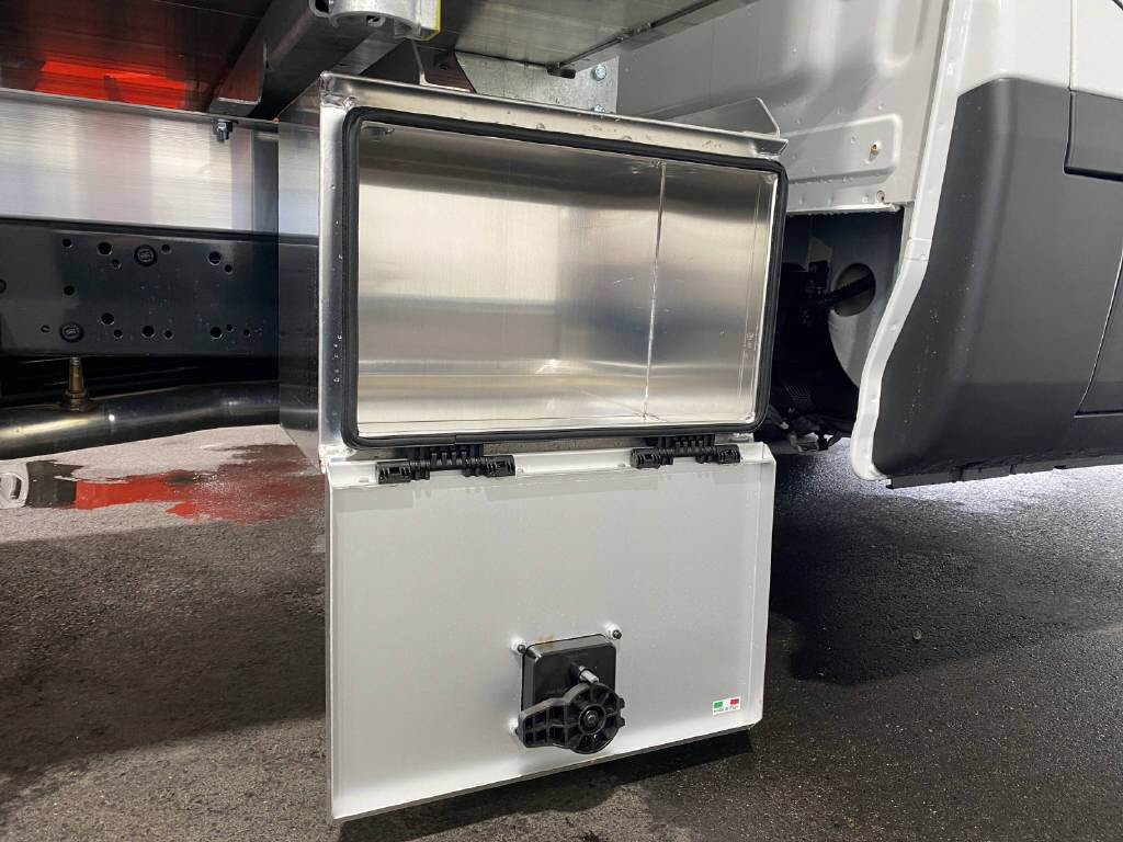 imho8269_2805737 vehicle image