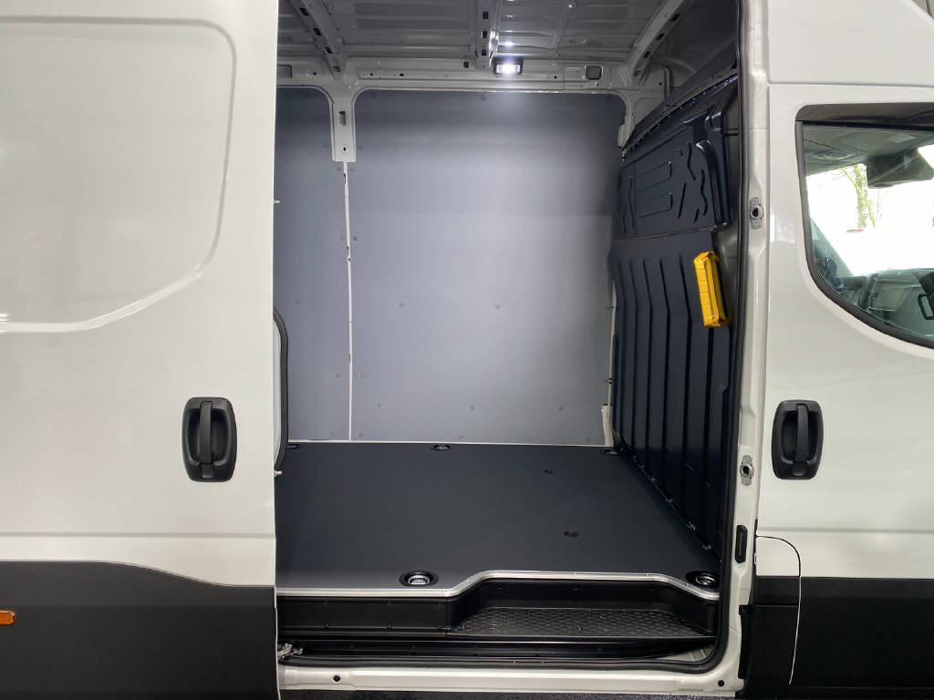 imho8269_2806303 vehicle image