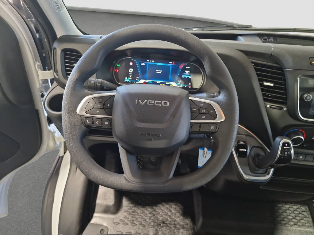 imho8269_2805752 vehicle image