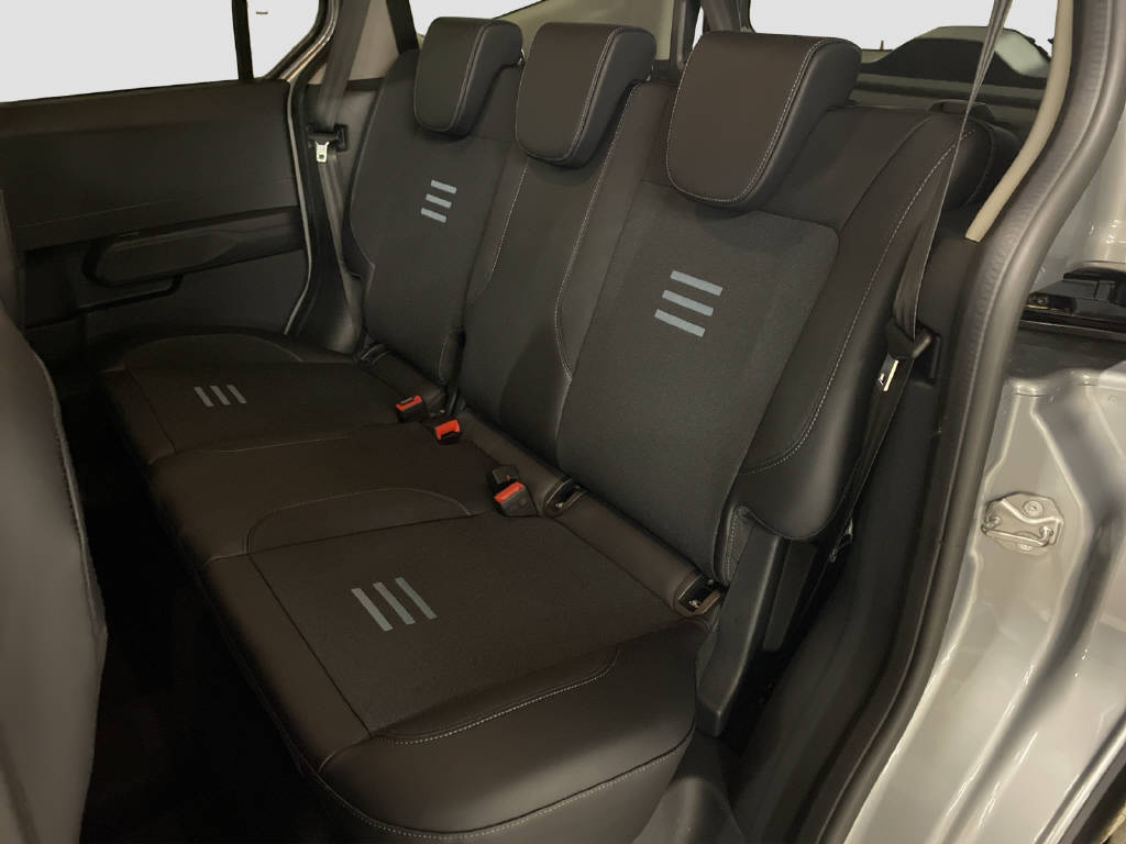 imho8269_2805772 vehicle image