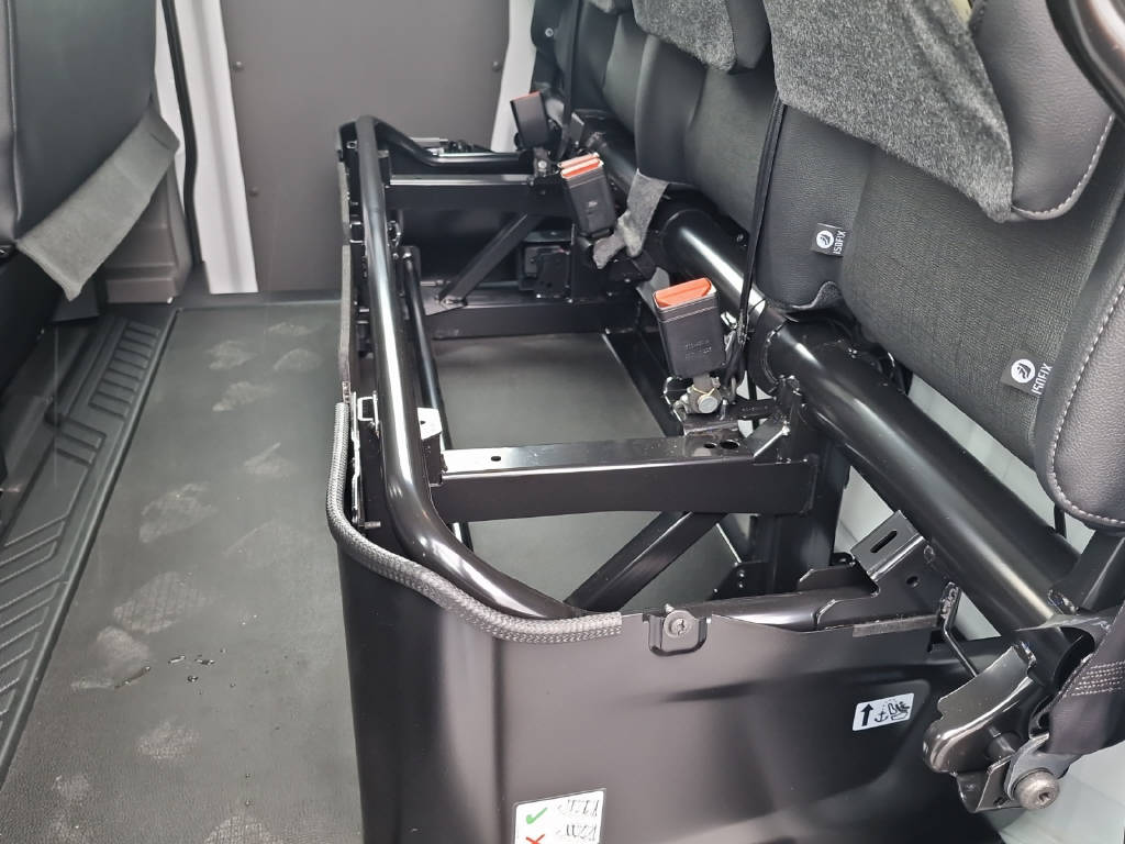 imho8269_2976115 vehicle image