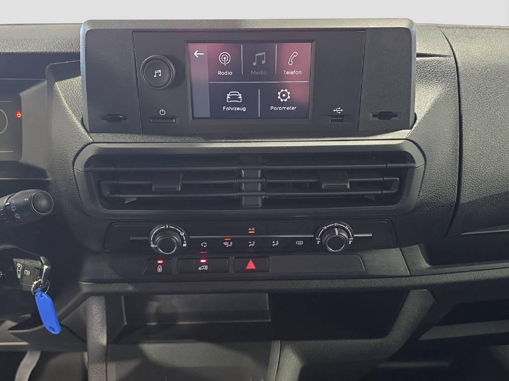 imho8269_2899613 vehicle image