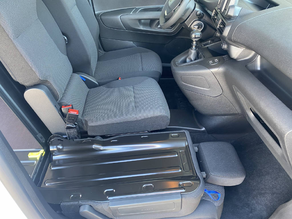 imho8269_2899615 vehicle image