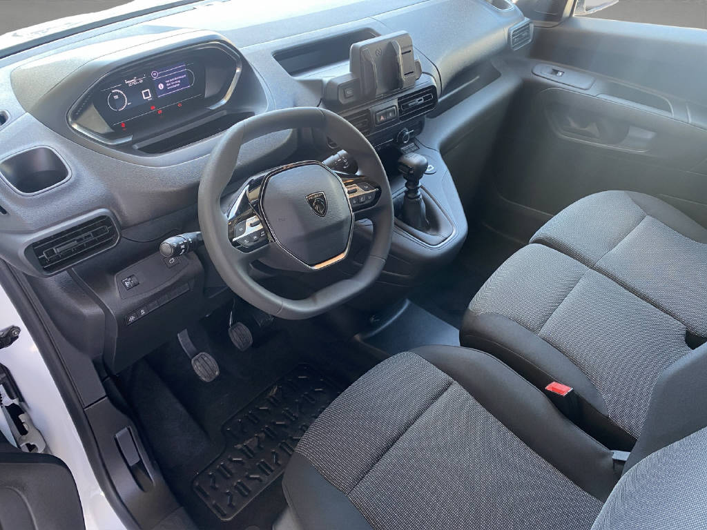 imho8269_2899615 vehicle image