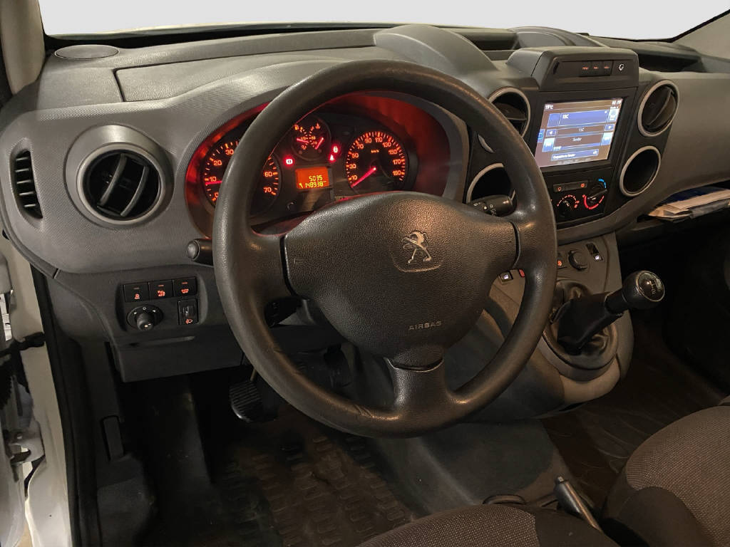 imho8269_2968223 vehicle image