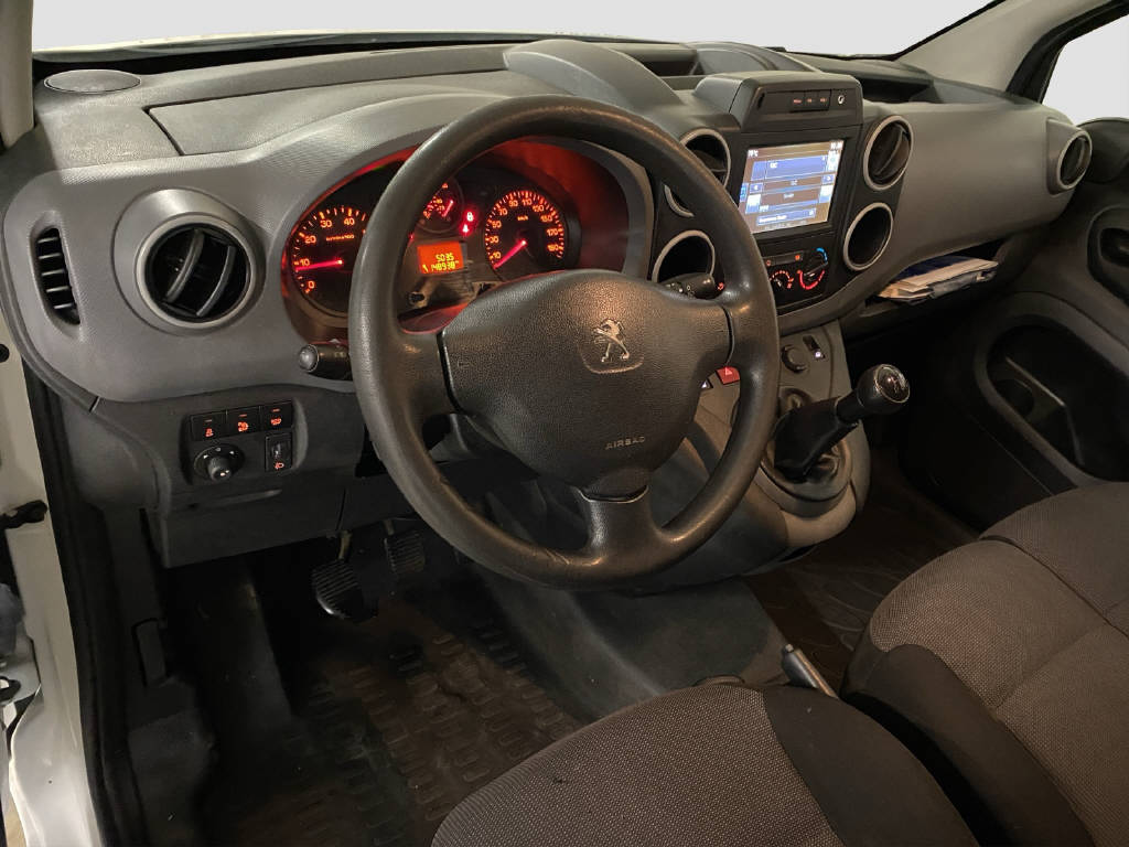 imho8269_2968223 vehicle image
