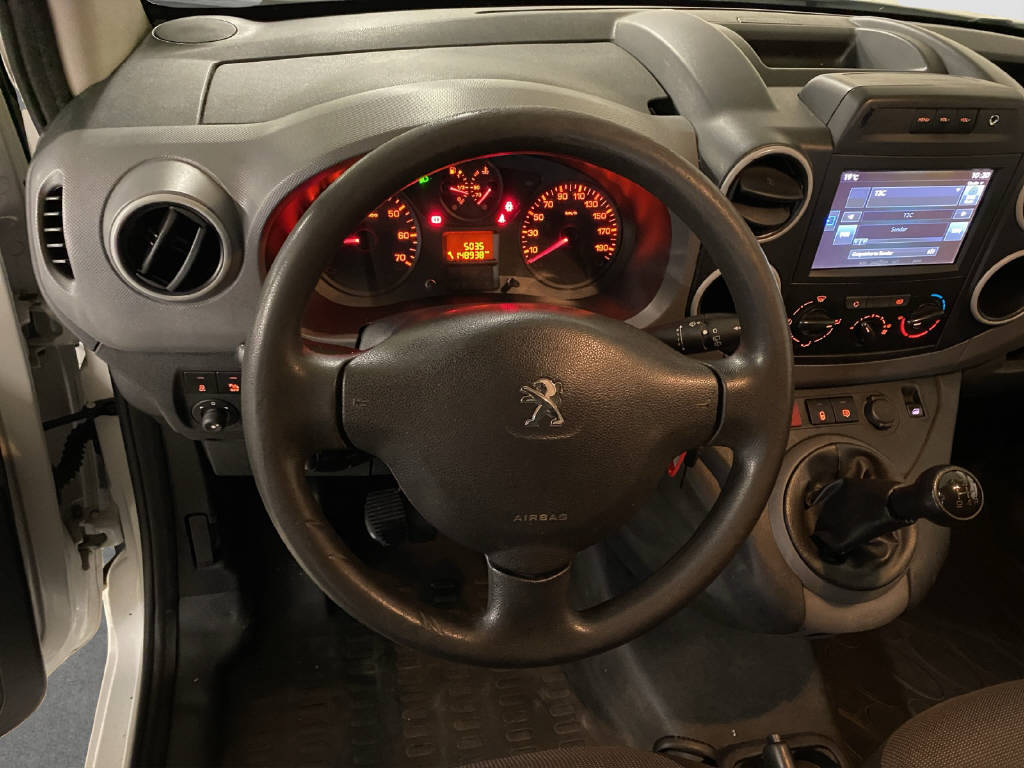 imho8269_2968223 vehicle image