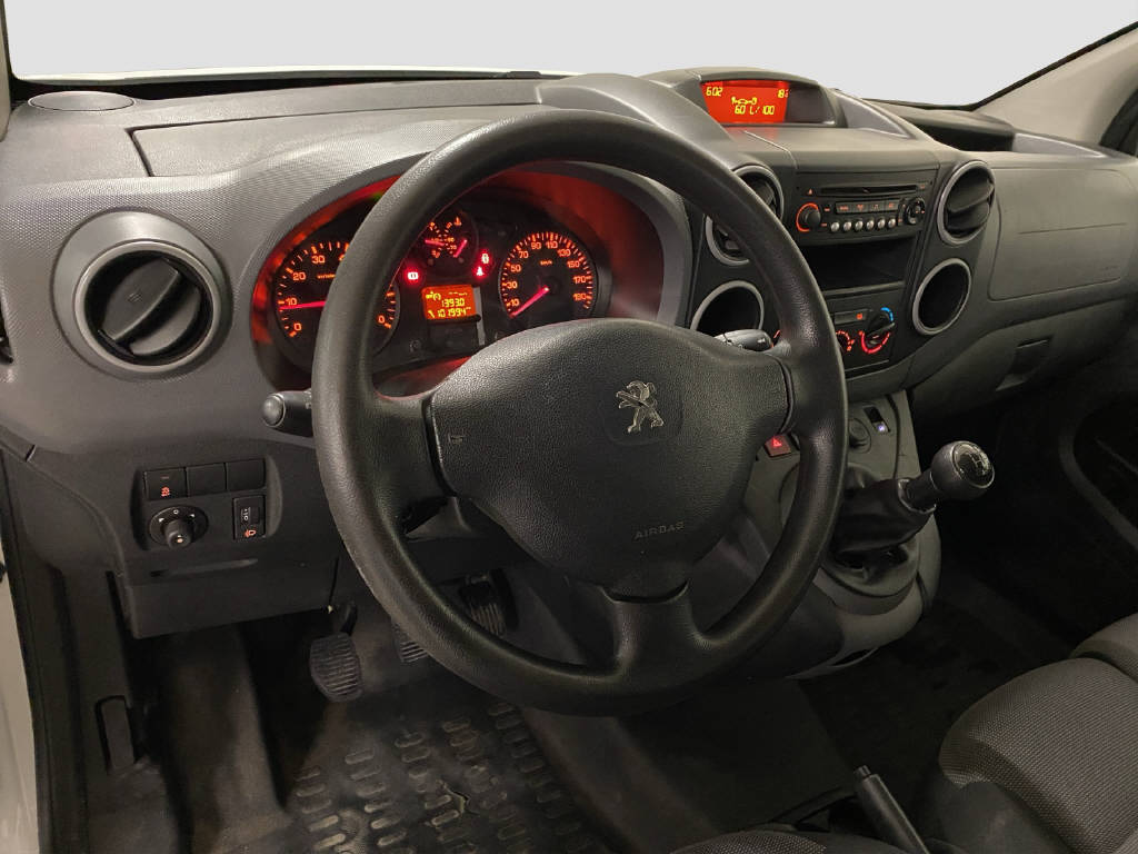 imho8269_2976157 vehicle image