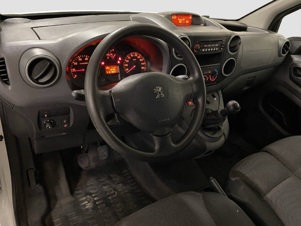 imho8269_2976157 vehicle image