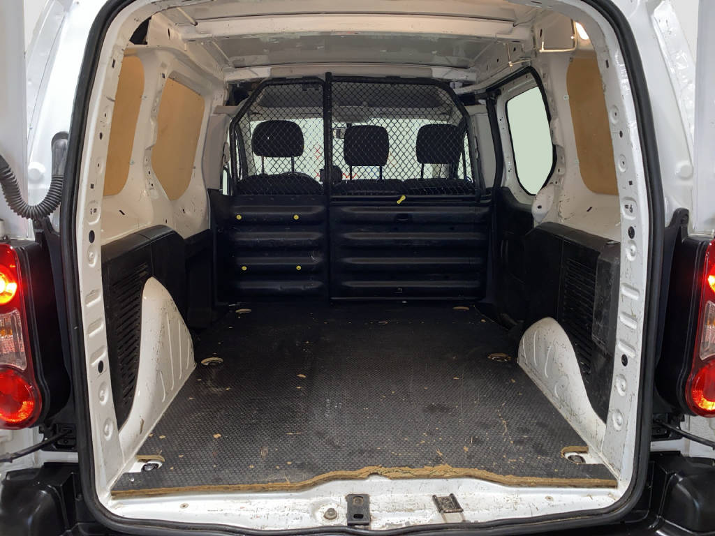 imho8269_2976157 vehicle image