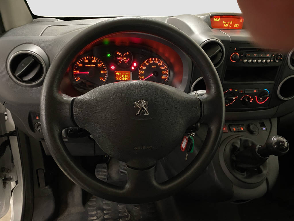 imho8269_2976157 vehicle image
