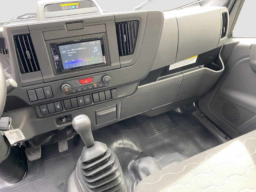 imho8269_2913066 vehicle image