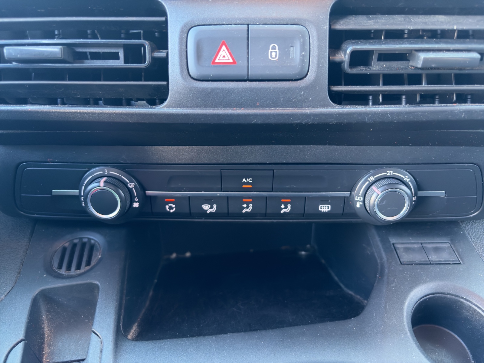 imho8269_2972228 vehicle image