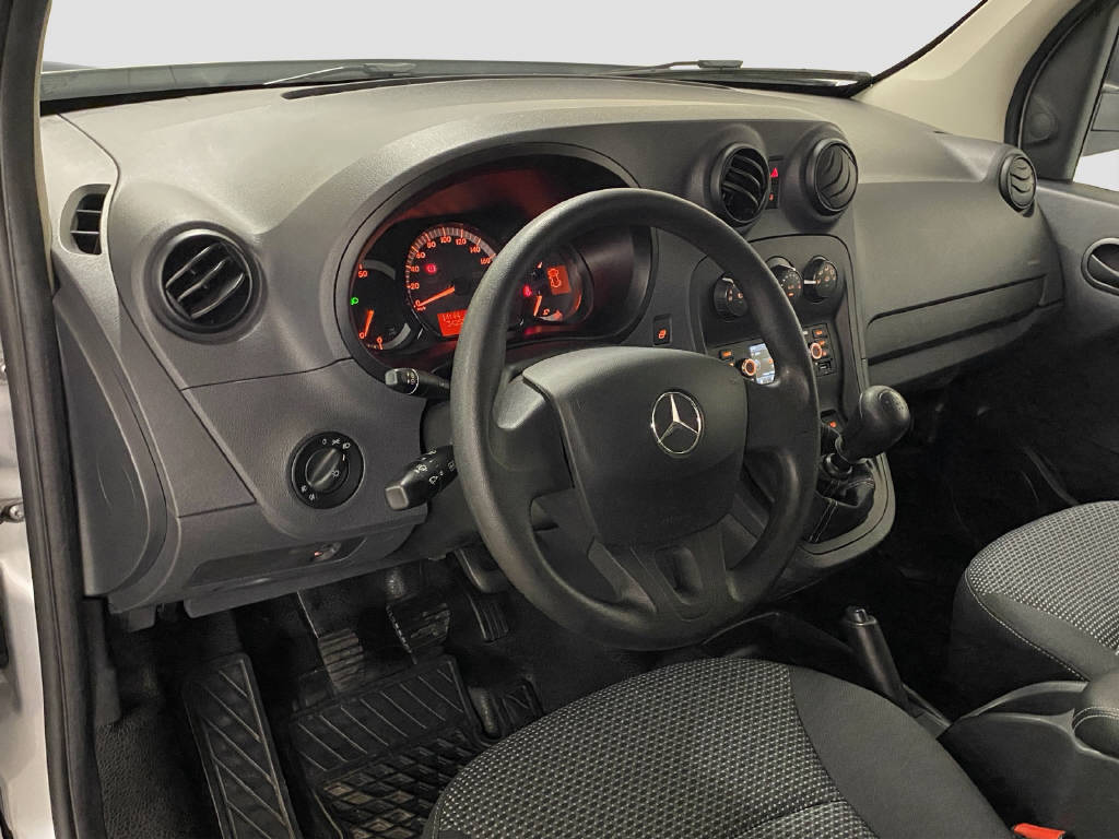 imho8269_2976183 vehicle image
