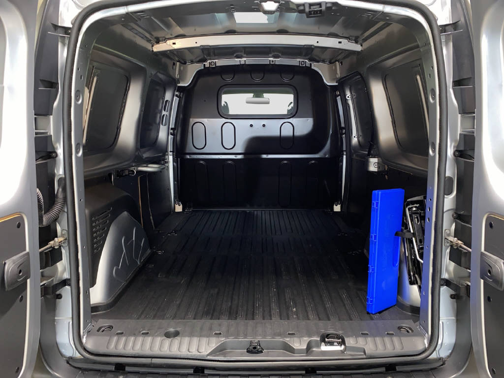 imho8269_2976183 vehicle image