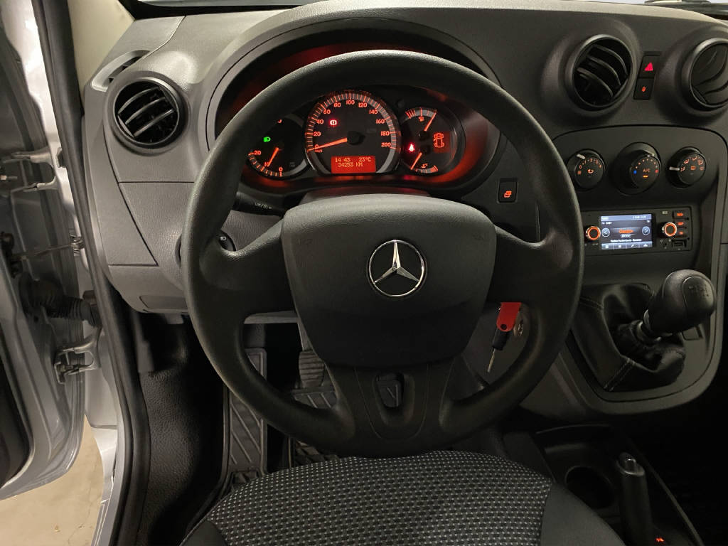 imho8269_2976183 vehicle image